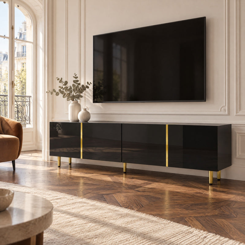 Meuble TV noir laqué à filets dorés sur pieds dans un salon