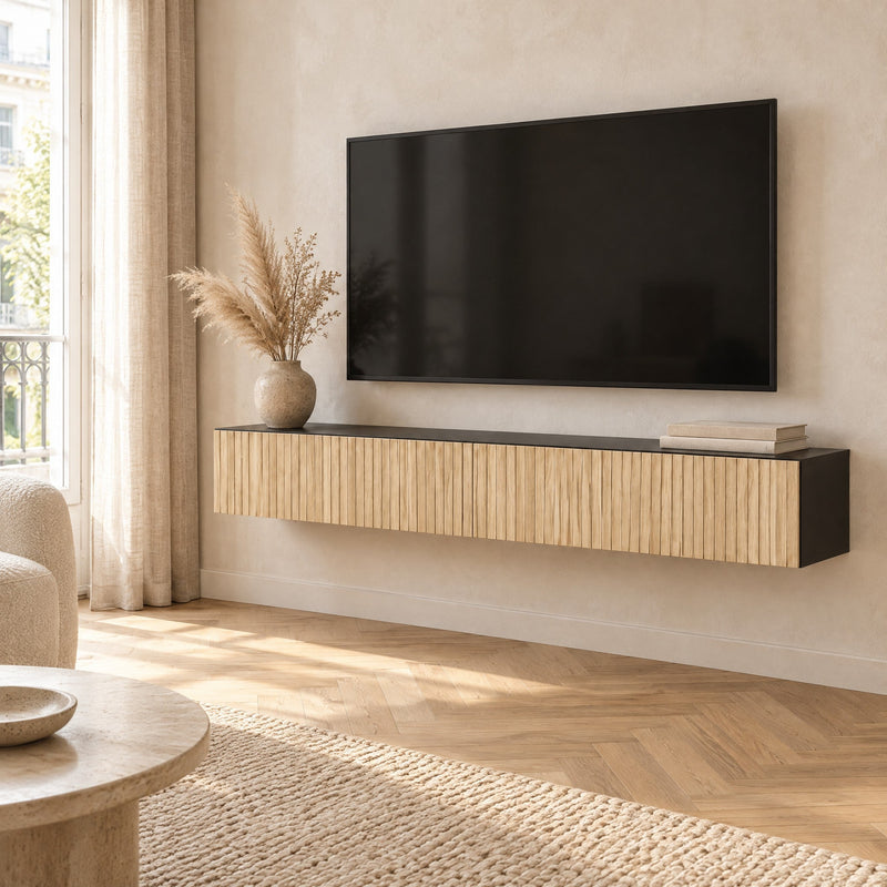 Meuble TV suspendu noir et lattes chêne dans un salon