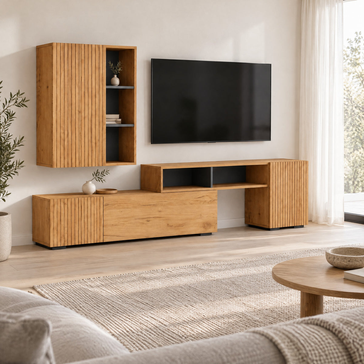 Ensemble meuble TV chêne cannelé avec caisson mural, dans un salon
