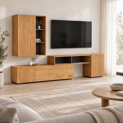 Ensemble meuble TV chêne cannelé avec caisson mural, dans un salon
