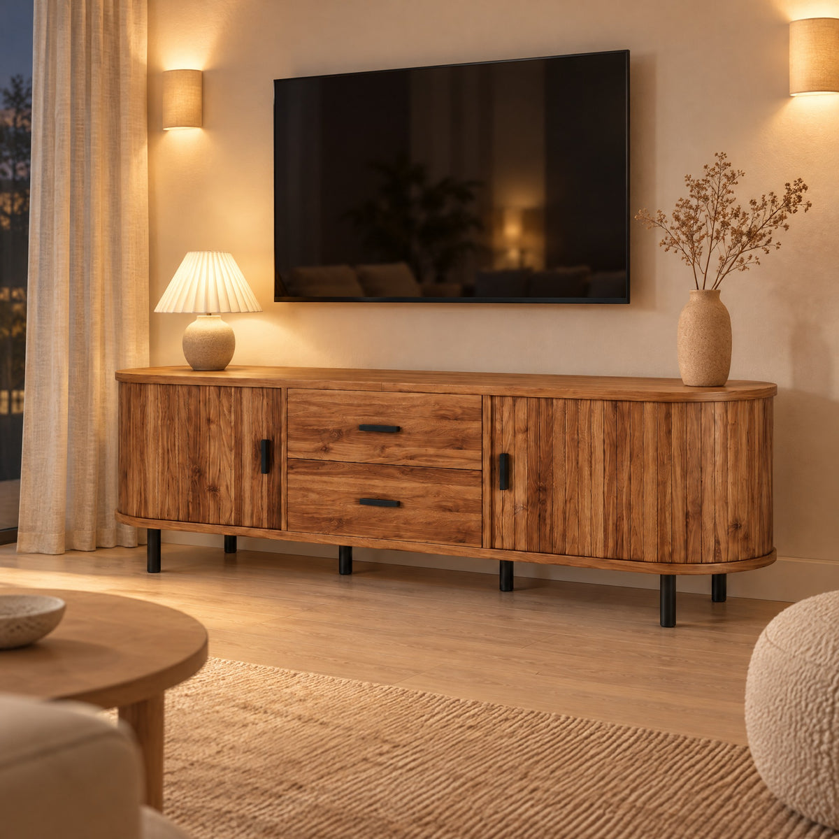 Meuble TV arrondi chêne rustique cannelé 150 cm, dans un salon le soir
