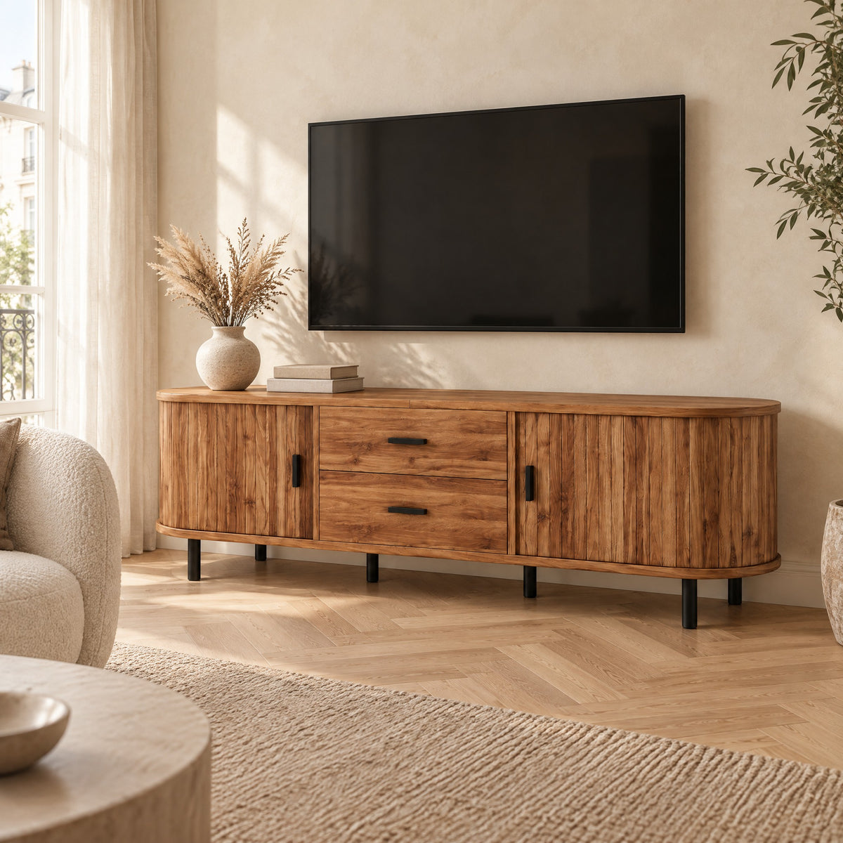 Meuble TV arrondi chêne rustique cannelé 150 cm, dans un salon