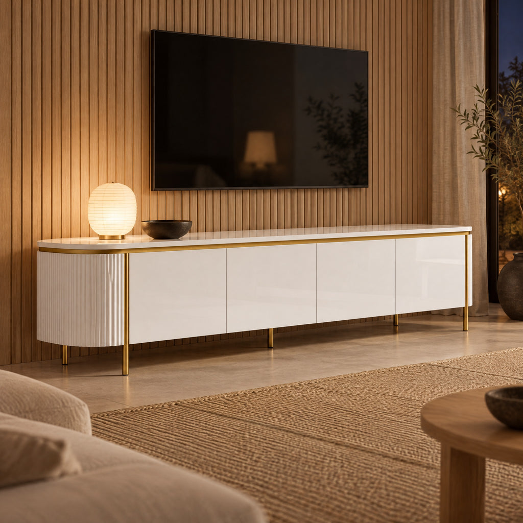 Meuble TV arrondi sur cadre doré 180 cm, blanc, dans un salon le soir