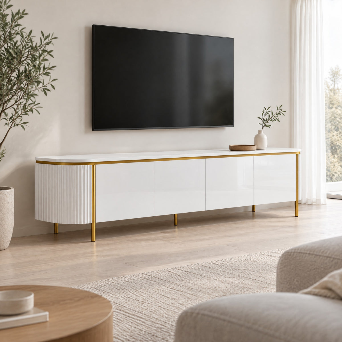 Meuble TV arrondi sur cadre doré 180 cm, blanc, dans un salon