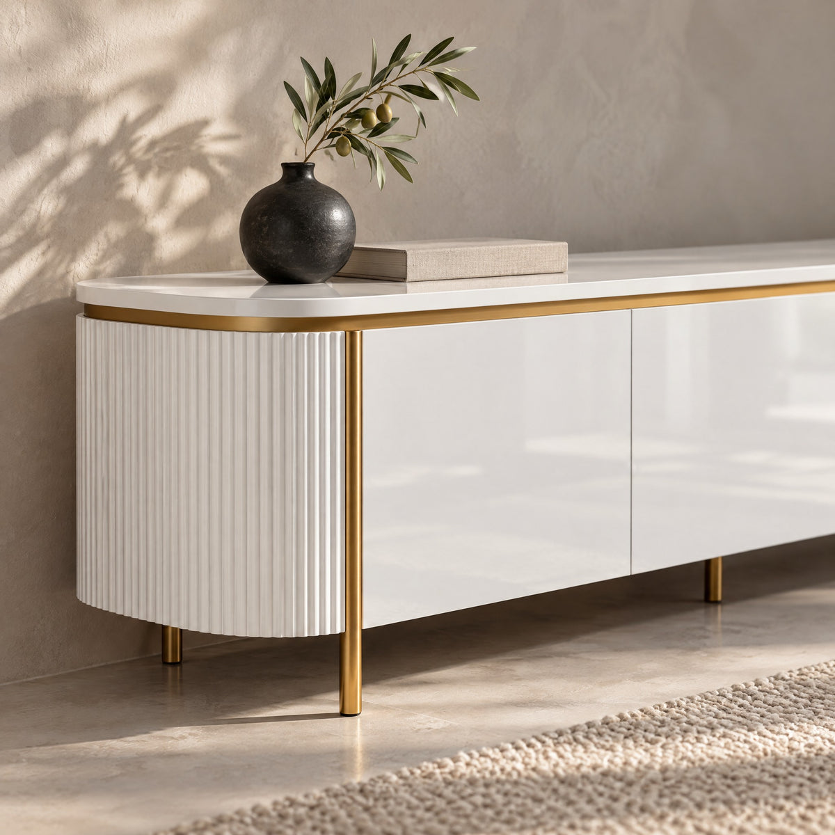 Meuble TV arrondi sur cadre doré 180 cm, blanc, gros plan