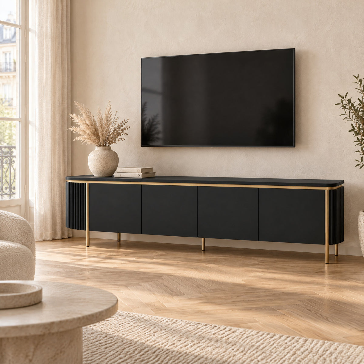 Meuble TV arrondi sur cadre doré 180 cm, noir, dans un salon