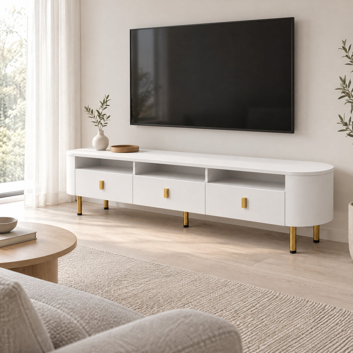 Meuble TV blanc arrondi 3 tiroirs pieds dorés 174 cm, dans un salon
