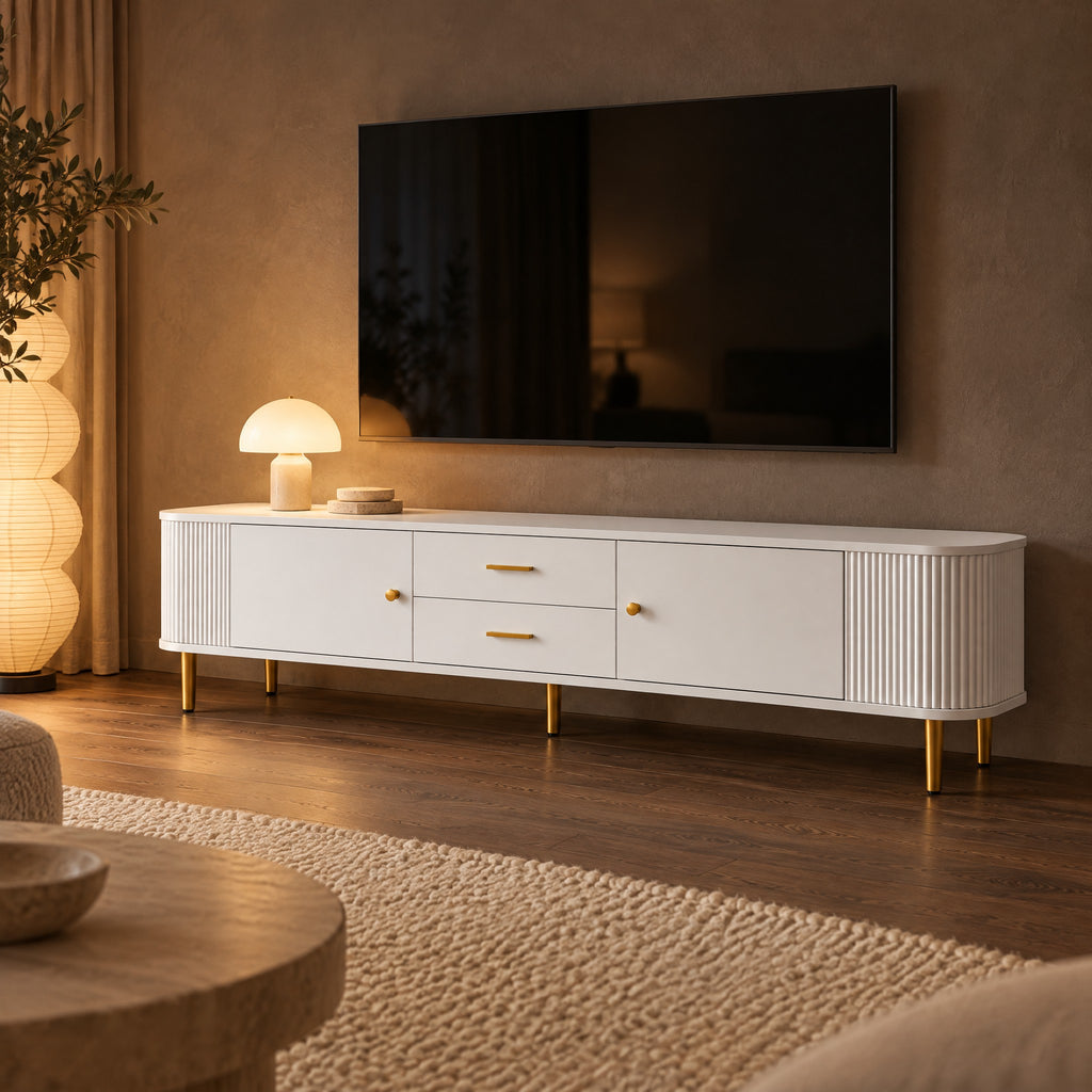 Meuble TV blanc arrondi cannelé pieds dorés 170 cm, dans un salon le soir