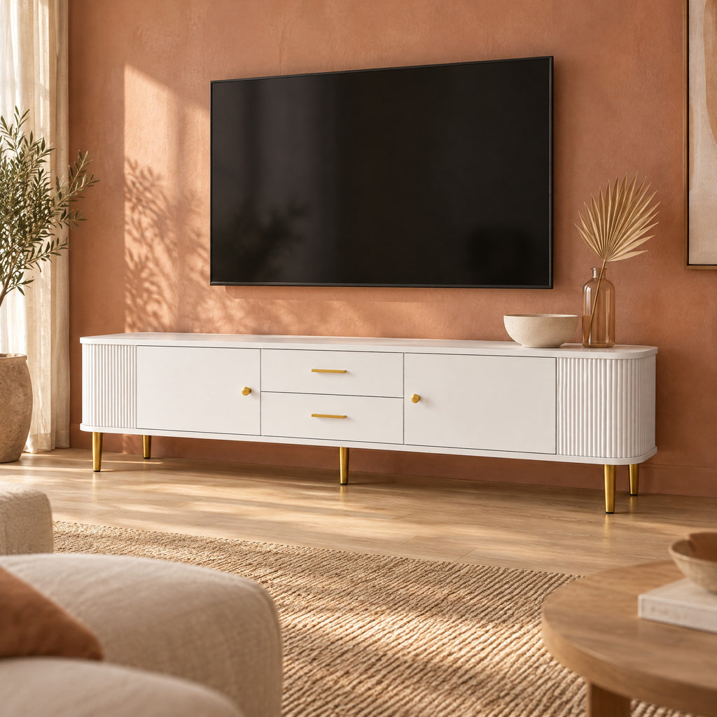 Meuble TV blanc arrondi cannelé pieds dorés 170 cm, dans un salon