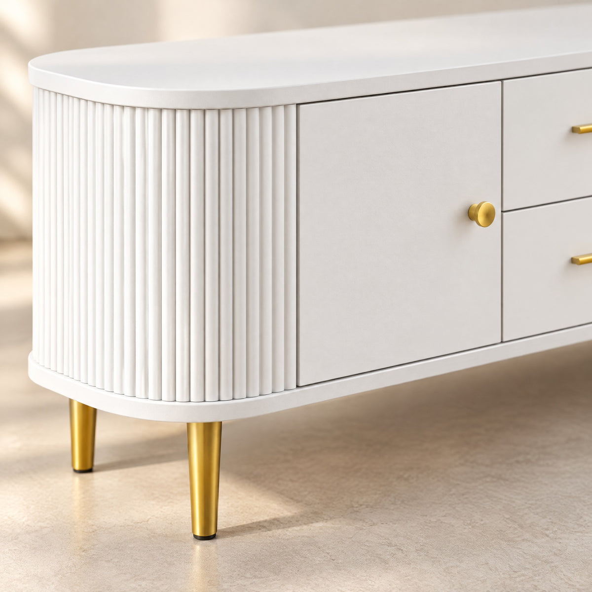 Meuble TV blanc arrondi cannelé pieds dorés 170 cm, détail de la finition