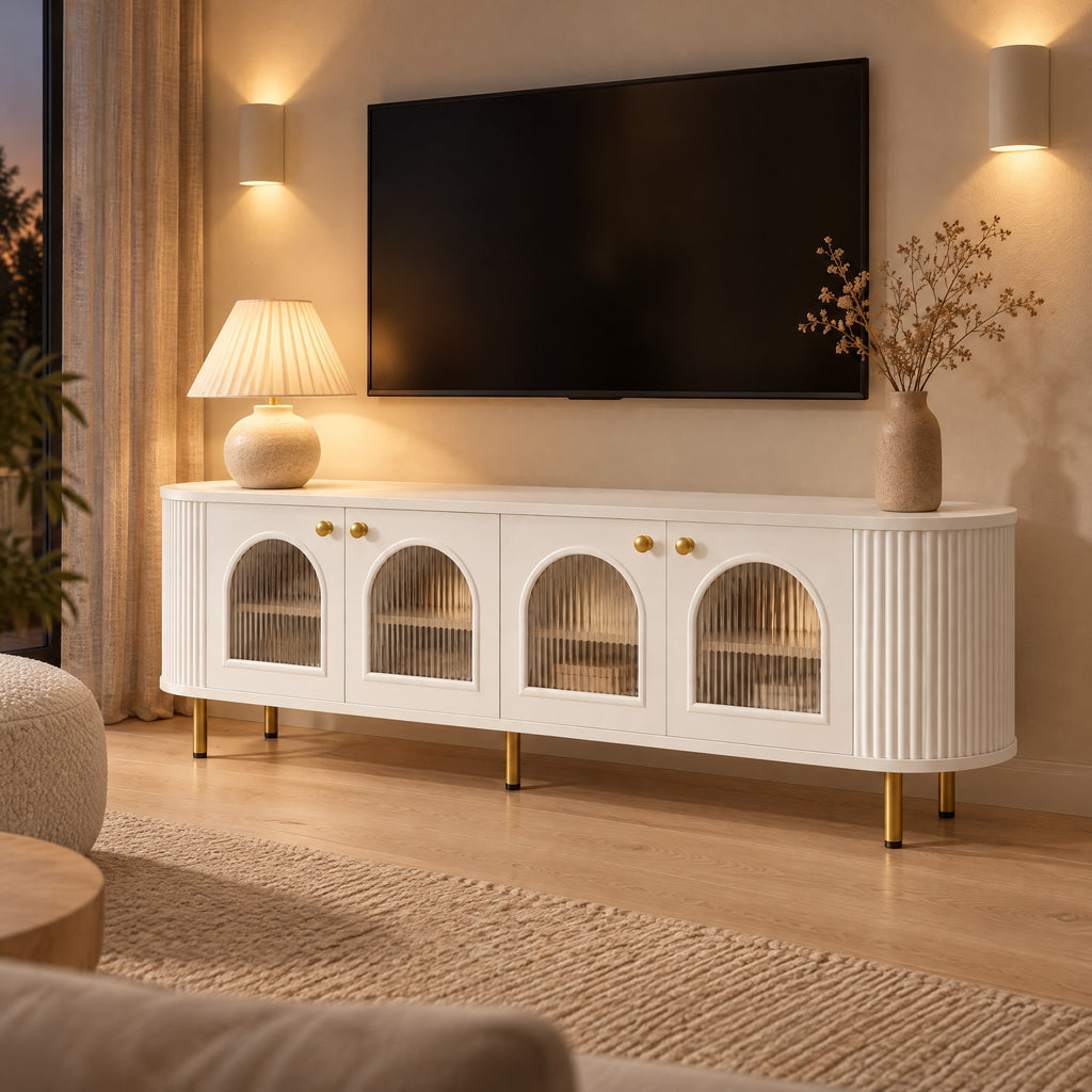Meuble TV blanc arrondi portes vitrées en arche 170 cm, dans un salon le soir