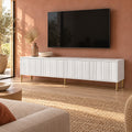 Meuble TV blanc façades ondulées pieds dorés 190 cm, dans un salon
