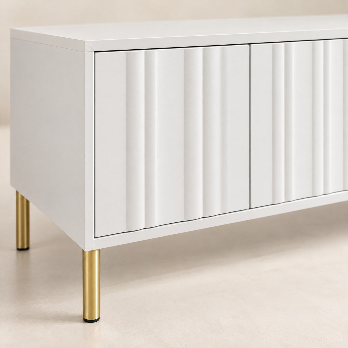 Meuble TV blanc façades ondulées pieds dorés 190 cm, détail de la finition