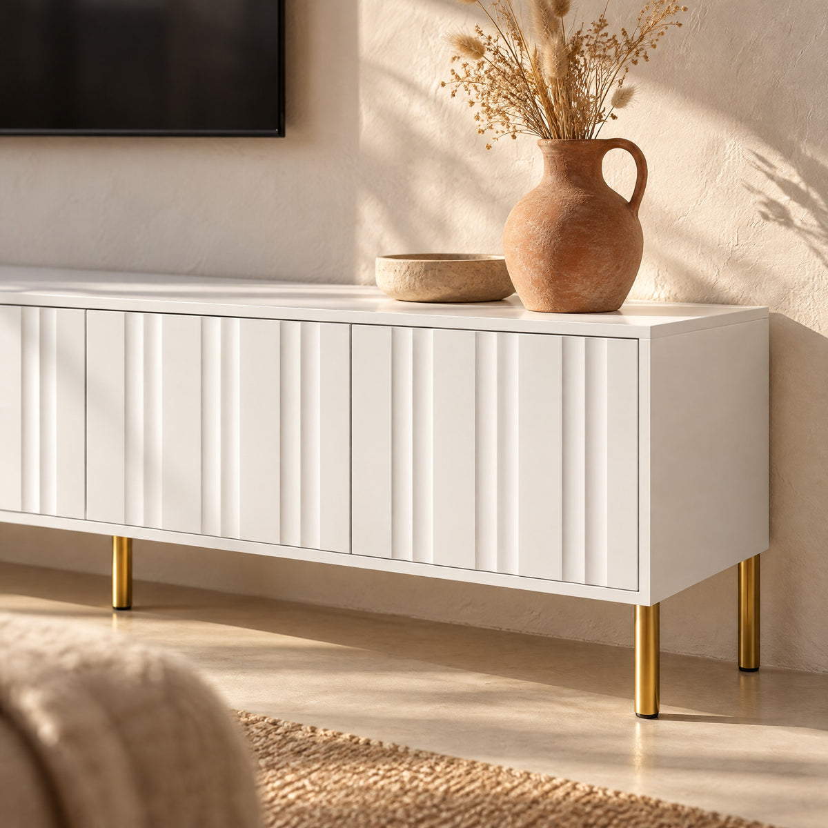Meuble TV blanc façades ondulées pieds dorés 190 cm, gros plan