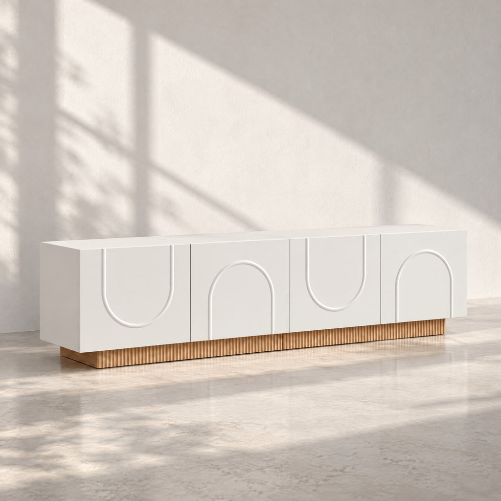 Meuble TV blanc portes en arche socle cannelé 170 cm, au soleil