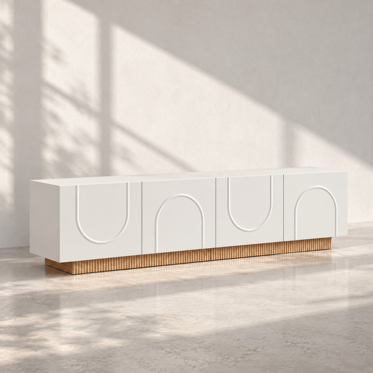 Meuble TV blanc portes en arche socle cannelé 170 cm, au soleil