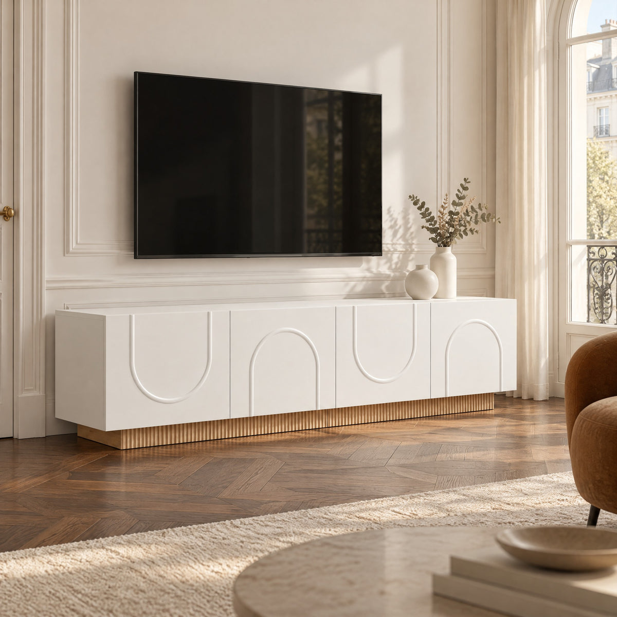 Meuble TV blanc portes en arche socle cannelé 170 cm, dans un salon