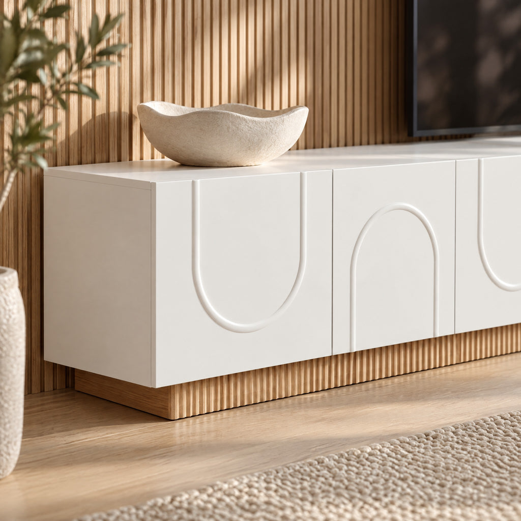 Meuble TV blanc portes en arche socle cannelé 170 cm, gros plan