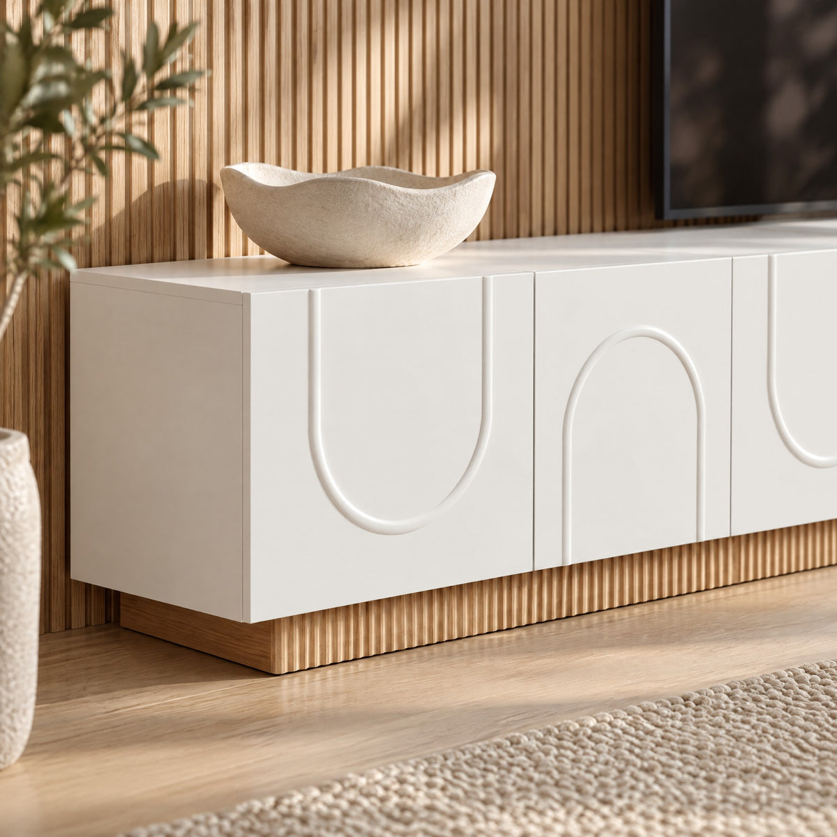 Meuble TV blanc portes en arche socle cannelé 170 cm, gros plan