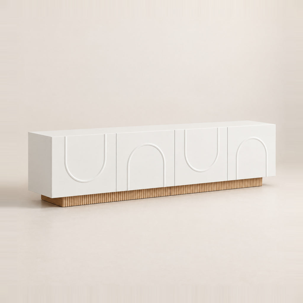 Meuble TV blanc portes en arche socle cannelé 170 cm, vue de trois quarts
