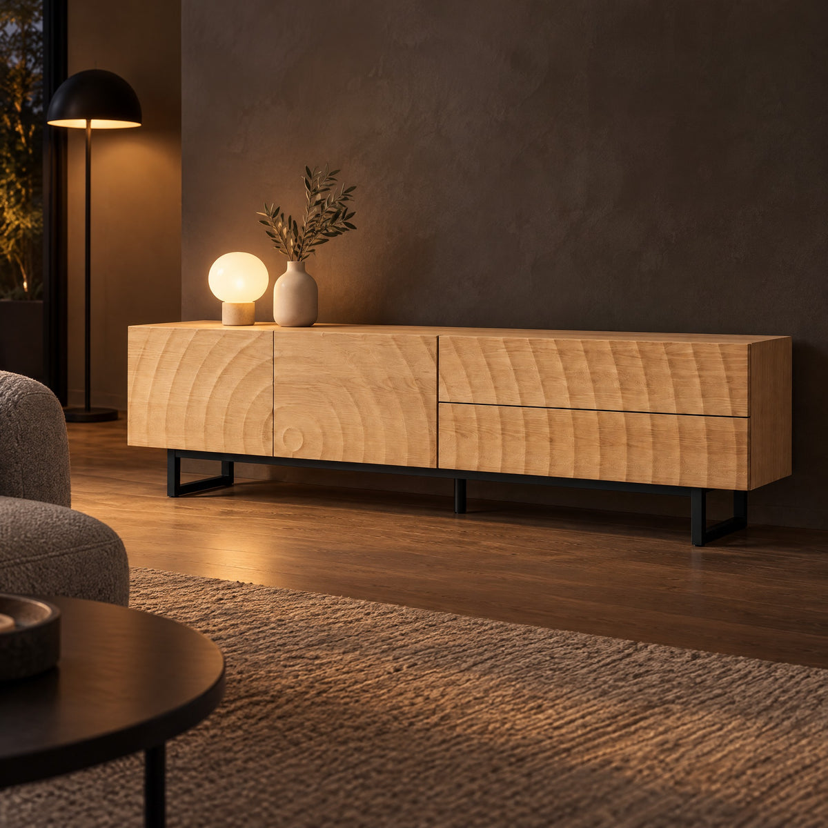 Meuble TV bois clair façades en ondes 180 cm, dans un salon le soir