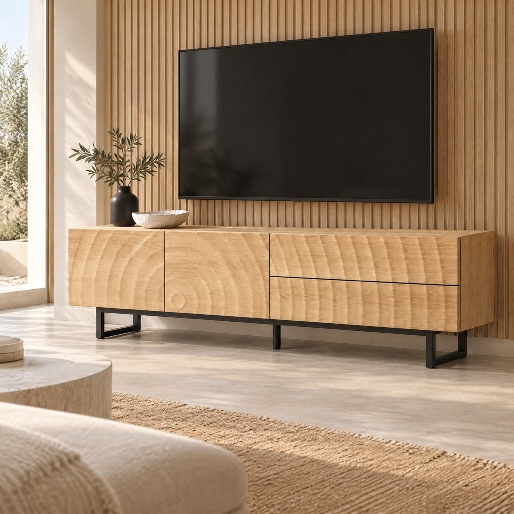 Meuble TV bois clair façades en ondes 180 cm, dans un salon