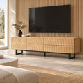 Meuble TV bois clair façades en ondes 180 cm, dans un salon