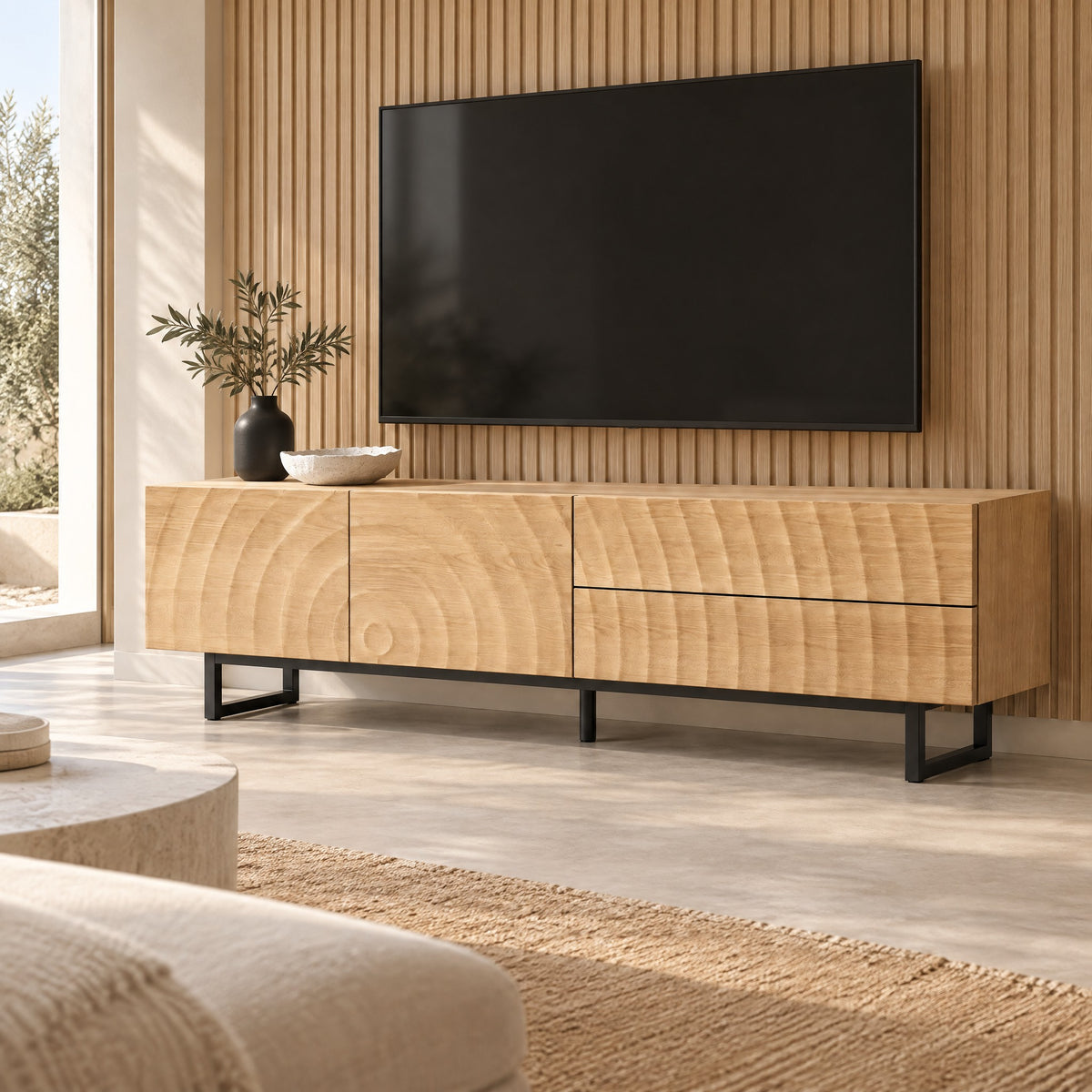 Meuble TV bois clair façades en ondes 180 cm, dans un salon