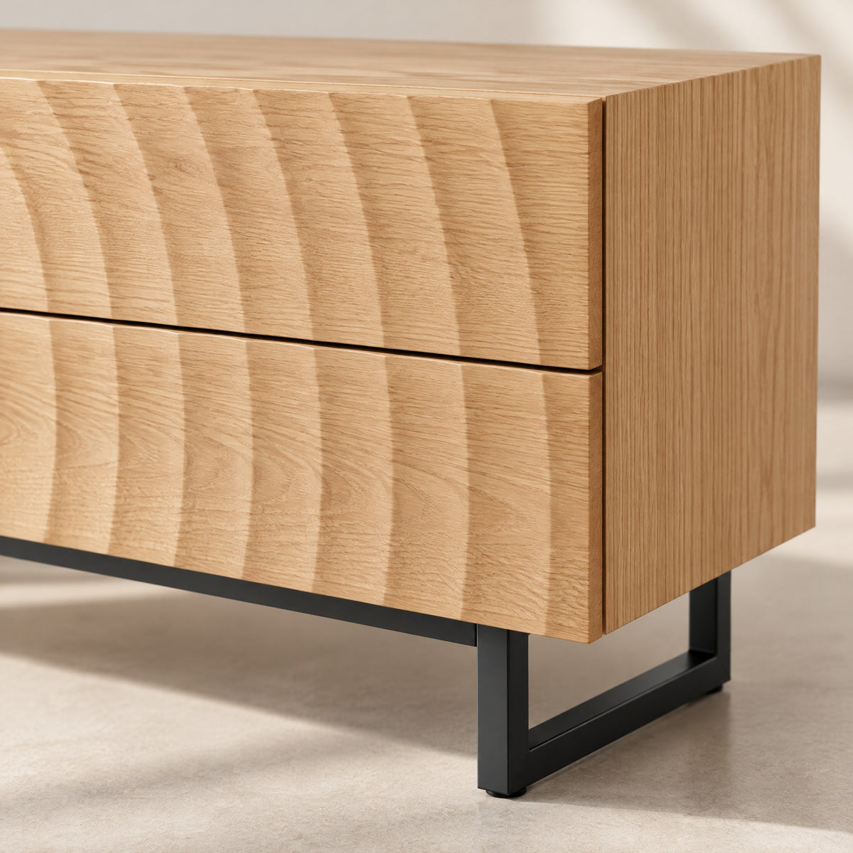 Meuble TV bois clair façades en ondes 180 cm, détail de la finition