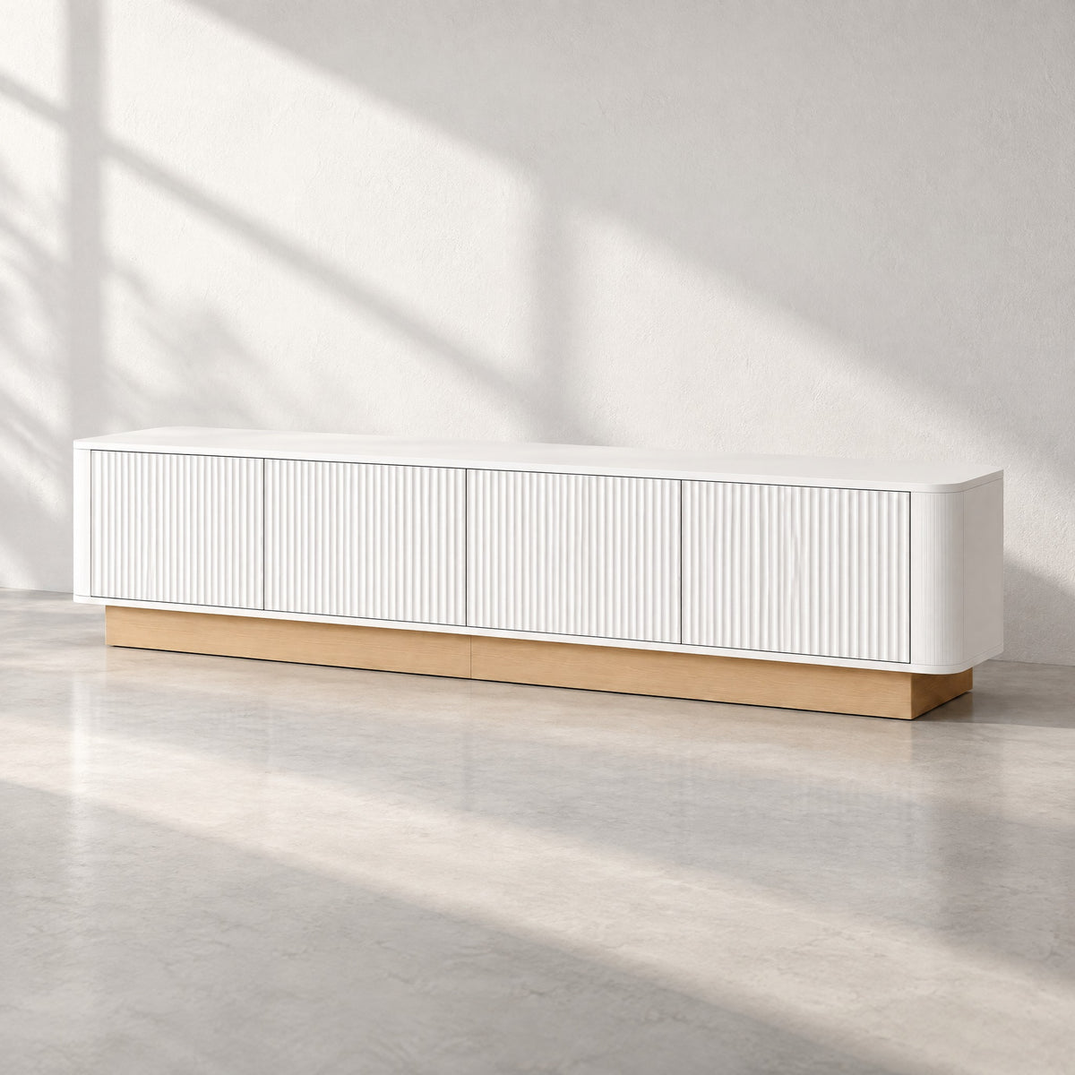 Meuble TV cannelé sur socle bois 200 cm, blanc, au soleil