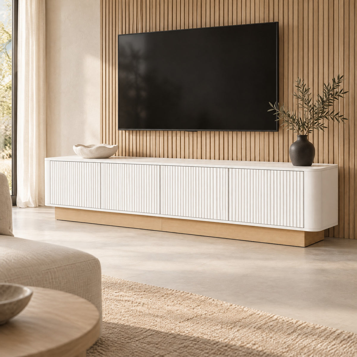 Meuble TV cannelé sur socle bois 200 cm, blanc, dans un salon