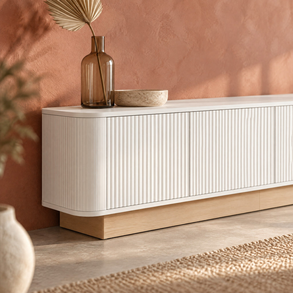 Meuble TV cannelé sur socle bois 200 cm, blanc, gros plan