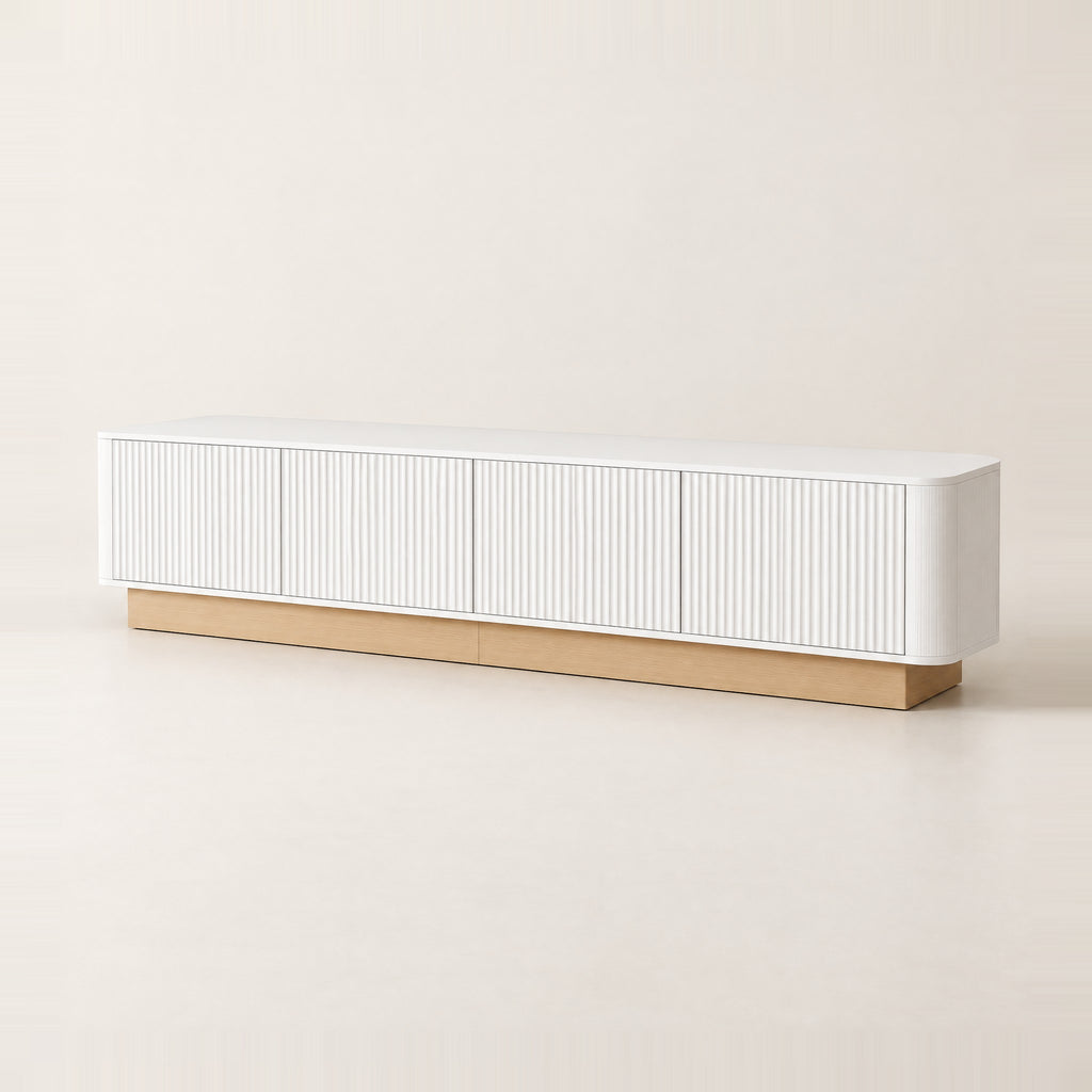 Meuble TV cannelé sur socle bois 200 cm, blanc, vue de trois quarts