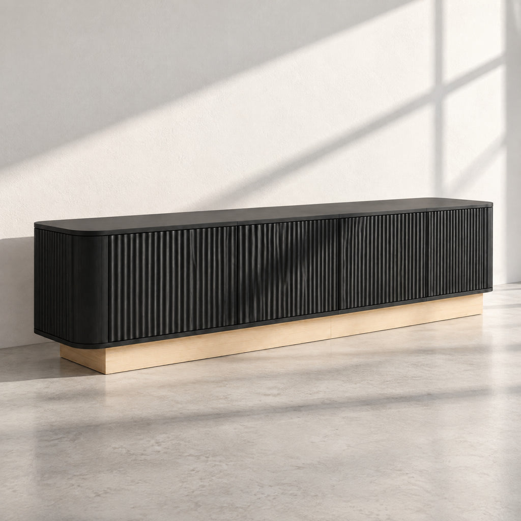 Meuble TV cannelé sur socle bois 200 cm, noir, au soleil