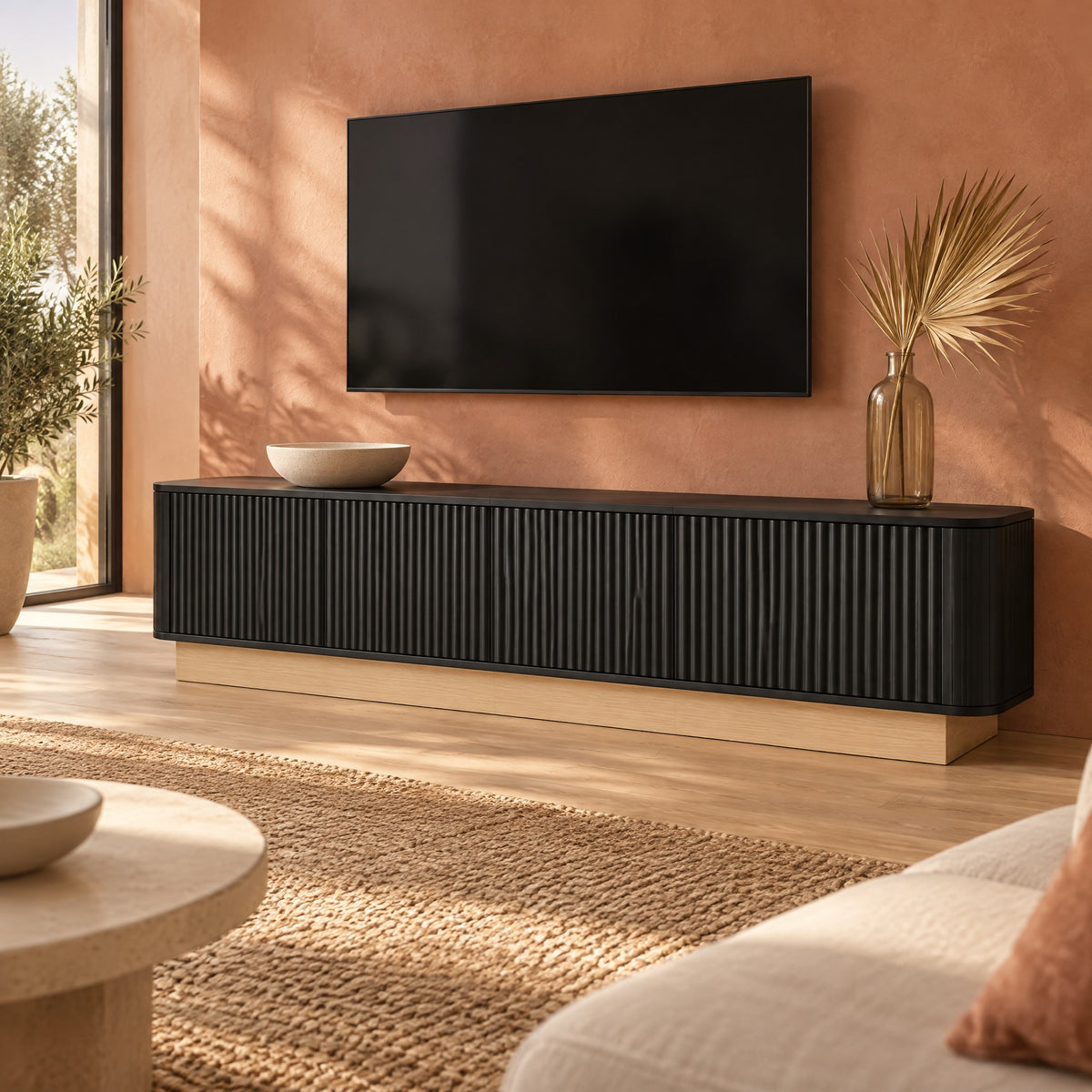 Meuble TV cannelé sur socle bois 200 cm, noir, dans un salon