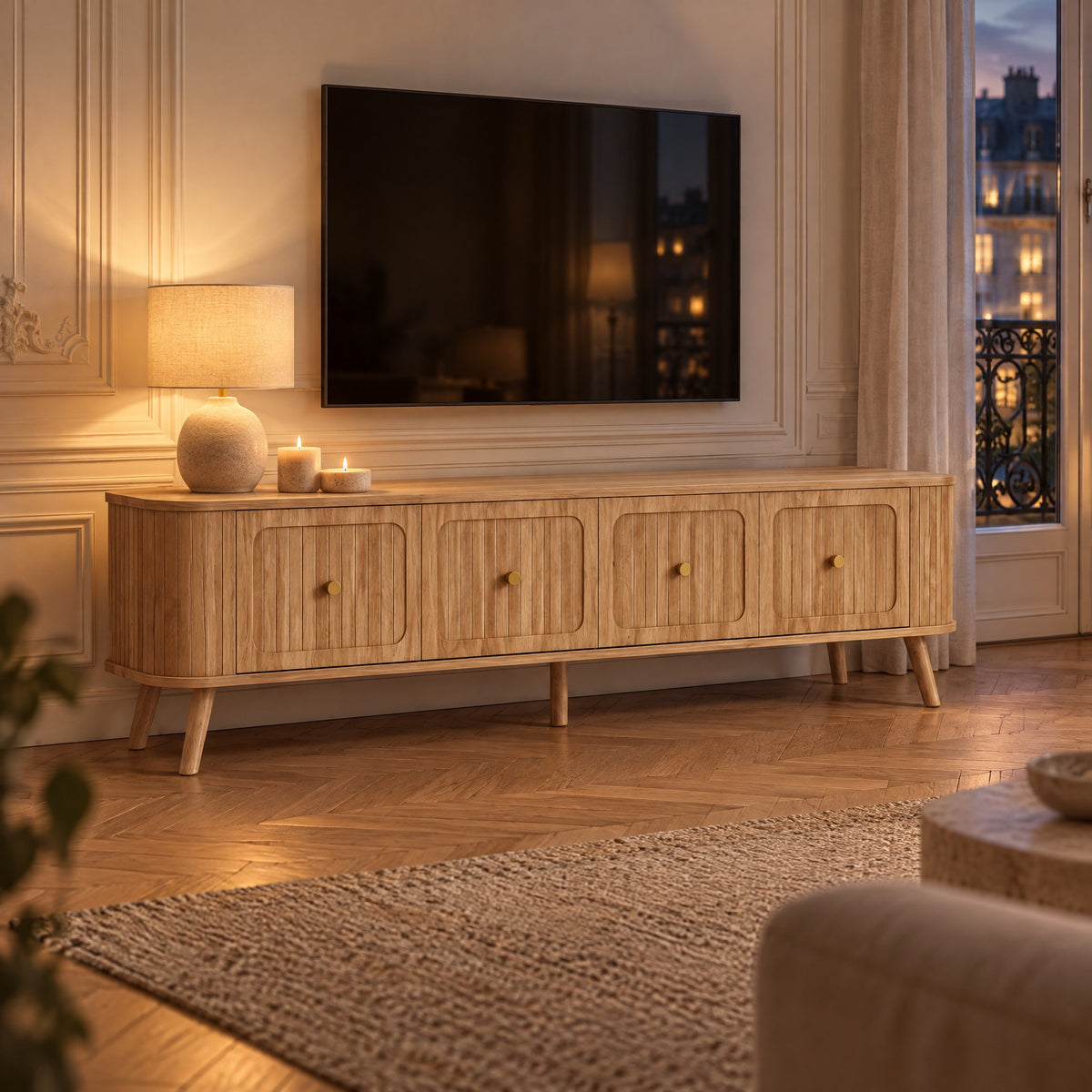 Meuble TV chêne cannelé 4 portes pieds bois 180 cm, dans un salon le soir