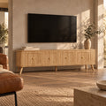 Meuble TV chêne cannelé 4 portes pieds bois 180 cm, dans un salon