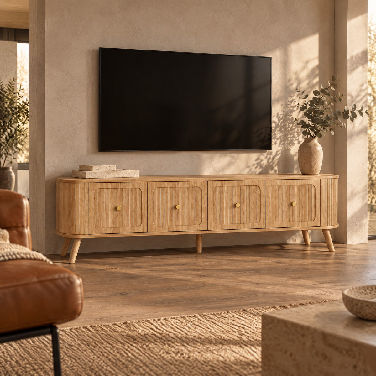 Meuble TV chêne cannelé 4 portes pieds bois 180 cm, dans un salon