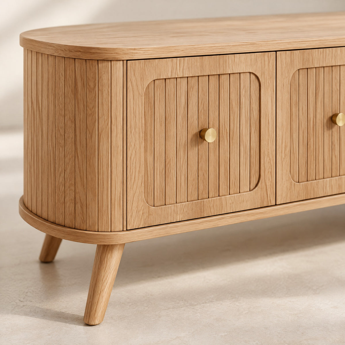 Meuble TV chêne cannelé 4 portes pieds bois 180 cm, détail de la finition