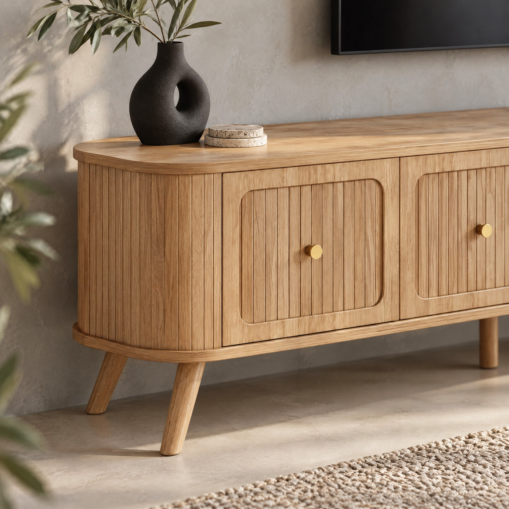 Meuble TV chêne cannelé 4 portes pieds bois 180 cm, gros plan