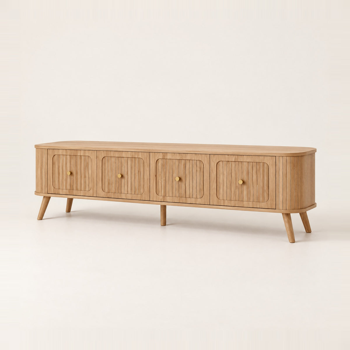 Meuble TV chêne cannelé 4 portes pieds bois 180 cm, vue de trois quarts