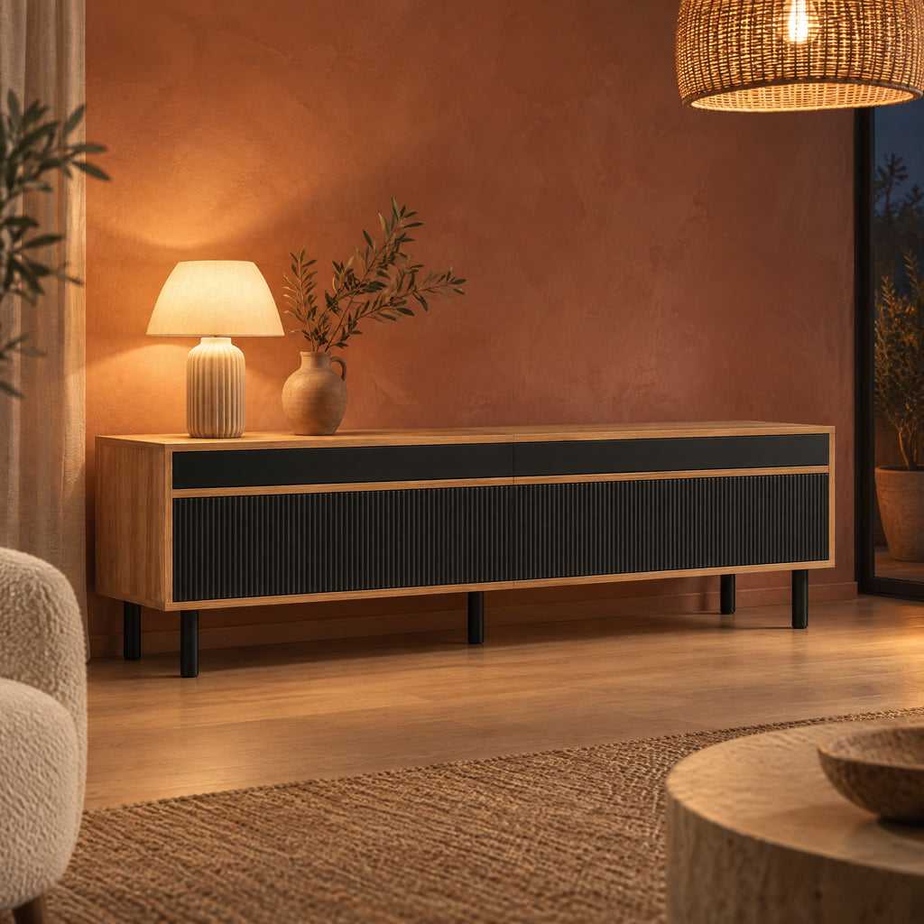 Meuble TV chêne et noir cannelé 170 cm, dans un salon le soir