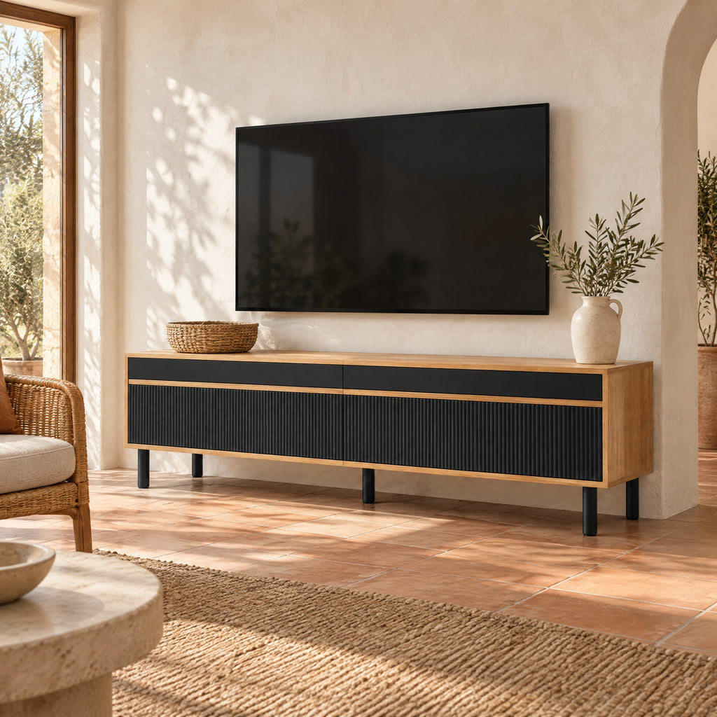 Meuble TV chêne et noir cannelé 170 cm, dans un salon