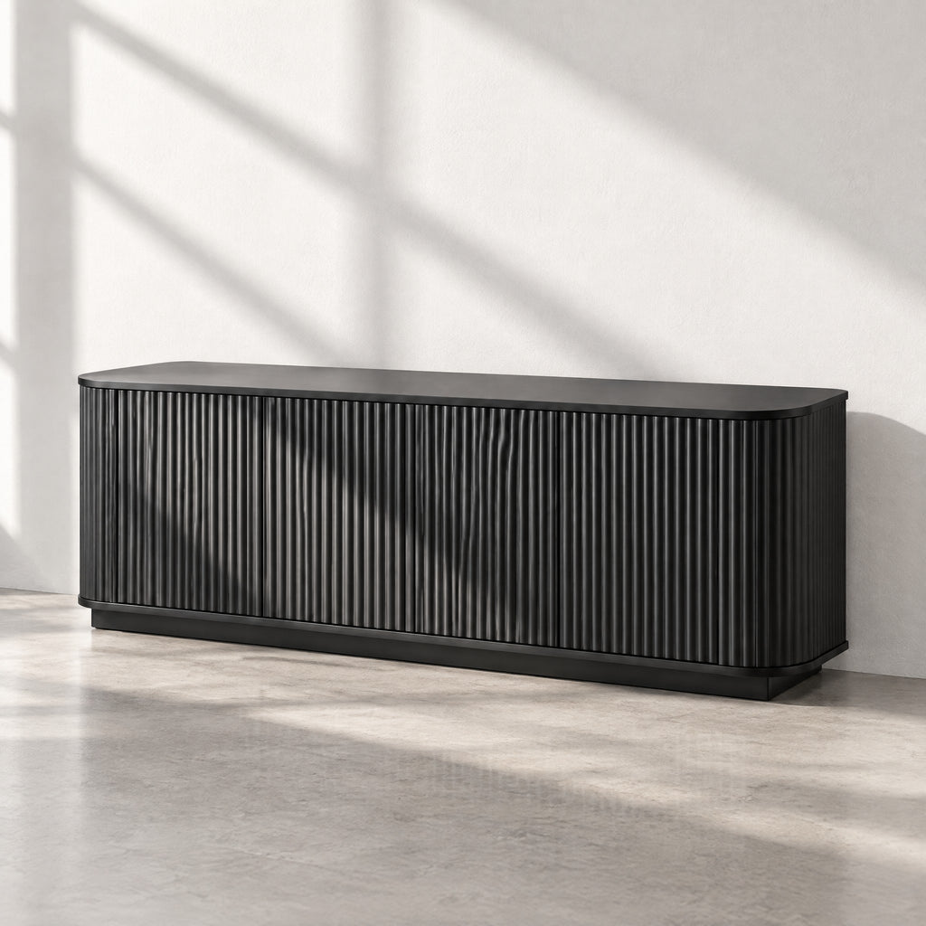 Meuble TV noir arrondi cannelé 163 cm, au soleil