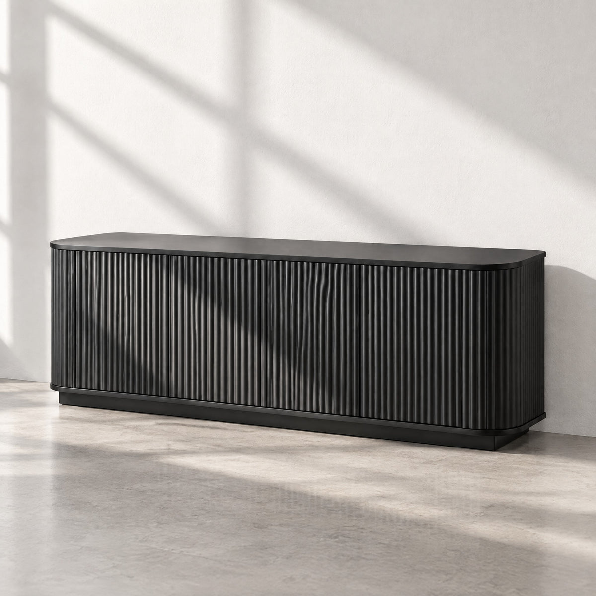 Meuble TV noir arrondi cannelé 163 cm, au soleil