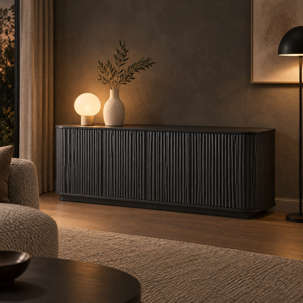 Meuble TV noir arrondi cannelé 163 cm, dans un salon le soir