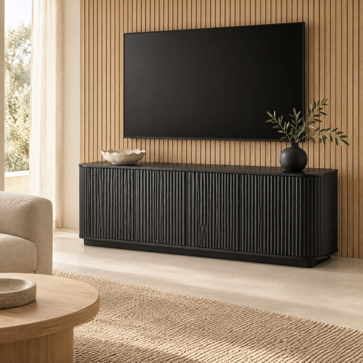 Meuble TV noir arrondi cannelé 163 cm, dans un salon