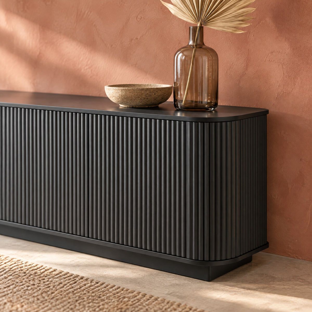 Meuble TV noir arrondi cannelé 163 cm, gros plan