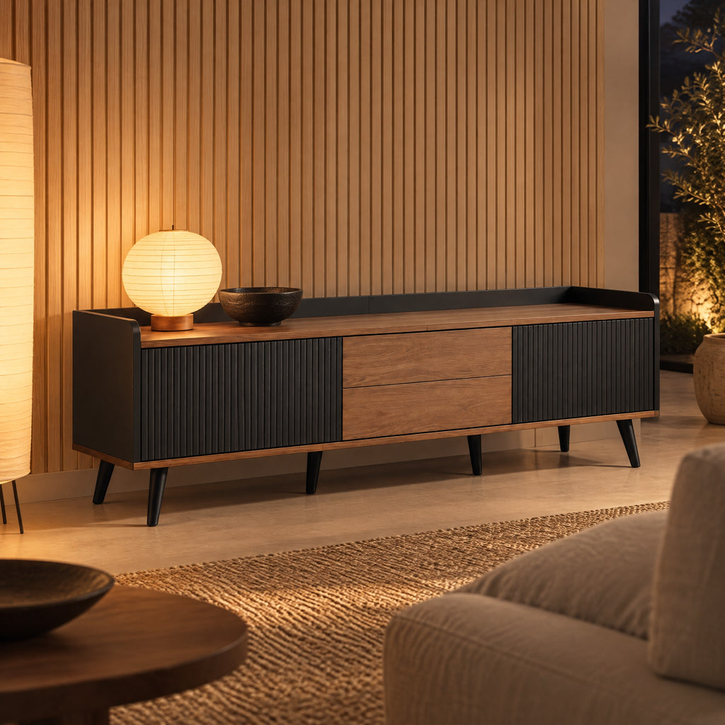 Meuble TV noir cannelé et noyer 2 tiroirs 160 cm, dans un salon le soir