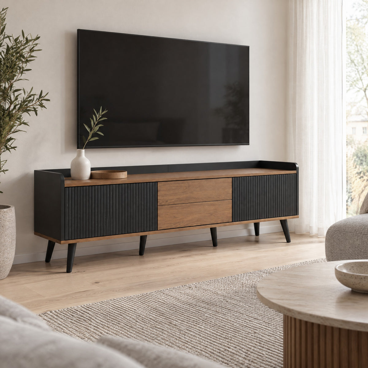 Meuble TV noir cannelé et noyer 2 tiroirs 160 cm, dans un salon
